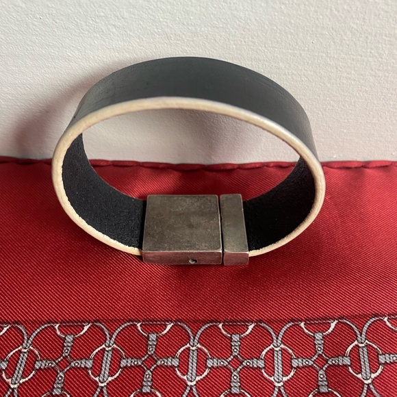 Uno de 50 Vintage Black Leather Bracelet with Silver Clasp. - Picture 3 of 7